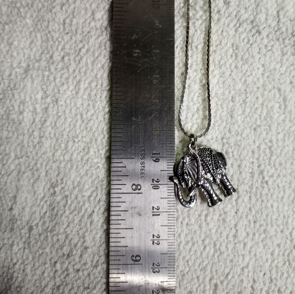 Silvertone elephant necklace - Picture 2 of 5